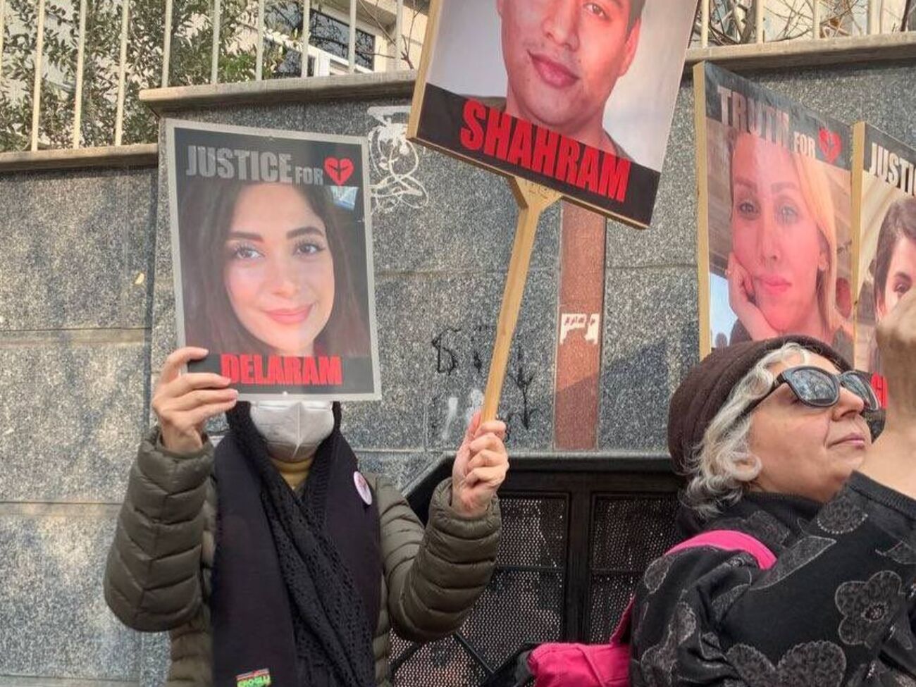 Несколько семей жертв рейса PS752 собрались перед офисом верховного комиссара ООН по правам человека