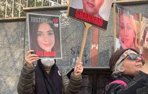 Несколько семей жертв рейса PS752 собрались перед офисом верховного комиссара ООН по правам человека