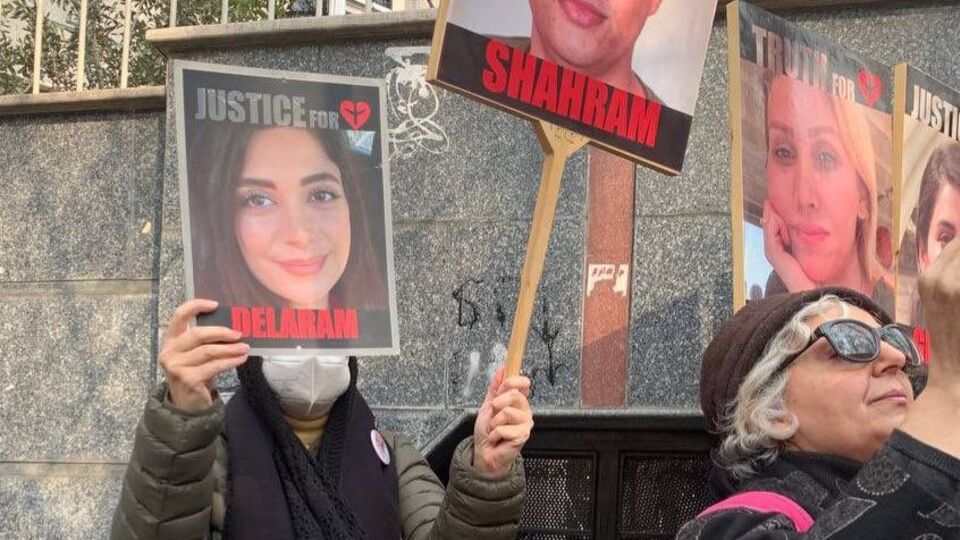 Несколько семей жертв рейса PS752 собрались перед офисом верховного комиссара ООН по правам человека