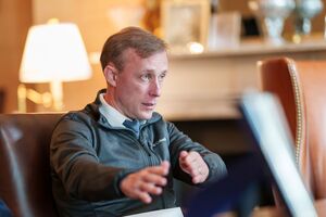 Кадрові рішення в українських збройних силах – це справа уряду України, зазначив Салліван