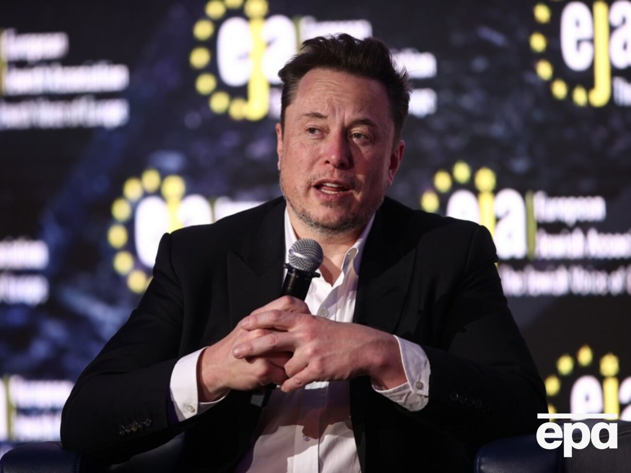 По данным газеты, топ-менеджеры компаний Маска "имеют глубокие личные и финансовые связи" с ним