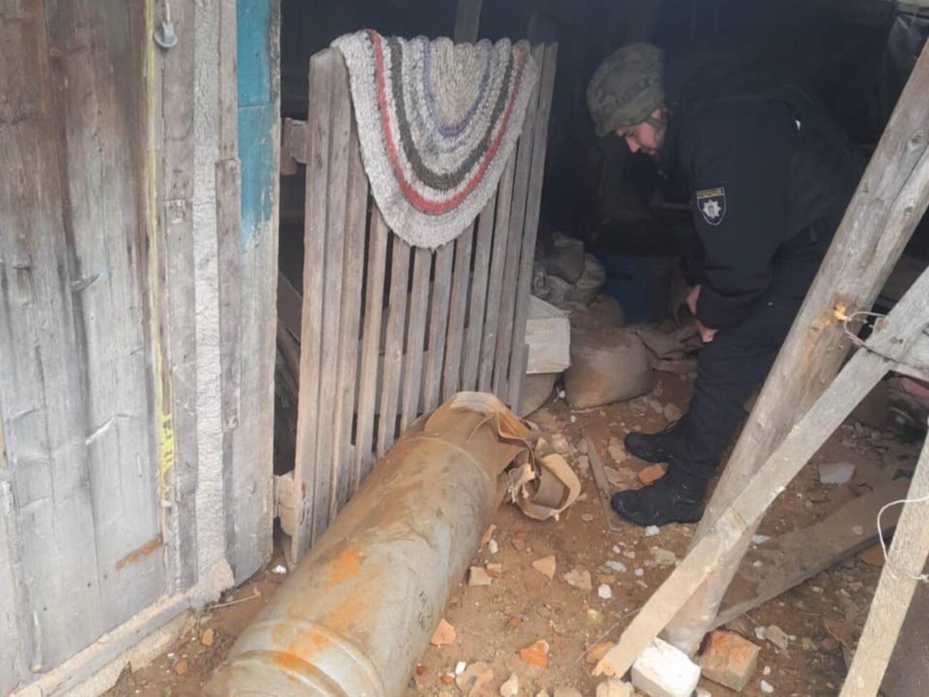 По данным полиции, пострадавших в результате падения бомбы нет