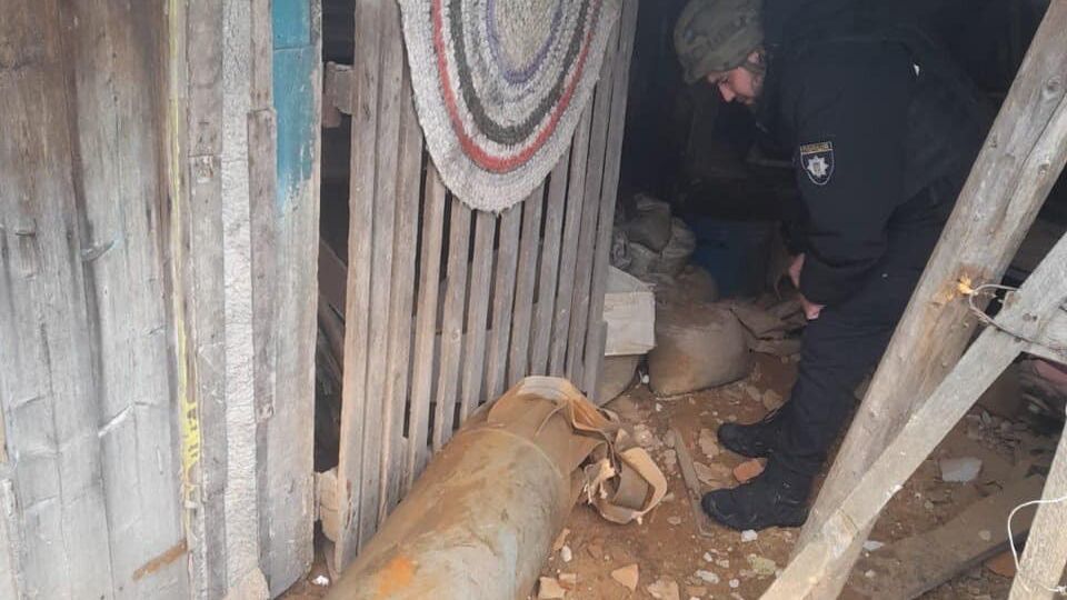 По данным полиции, пострадавших в результате падения бомбы нет