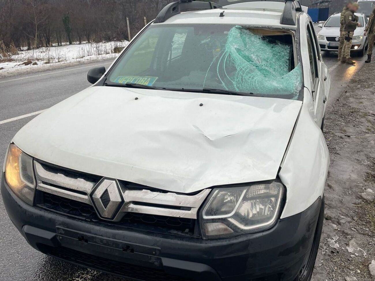 Під час пошукових заходів на службове авто Держприкордонслужби раптово вискочив чоловік, розповіли у ДПСУ