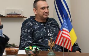 Неижпапа говорил, что после попадания по "Москве" ему звонили по телефону с вопросом, затонула ли она