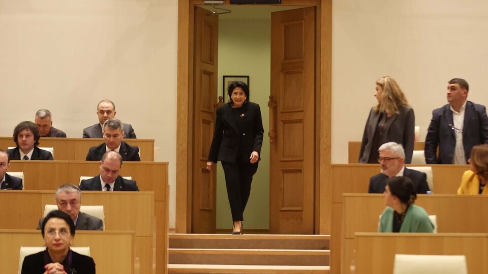 Зурабишвили заявила парламенту, что РФ продолжает захватывать Грузию
