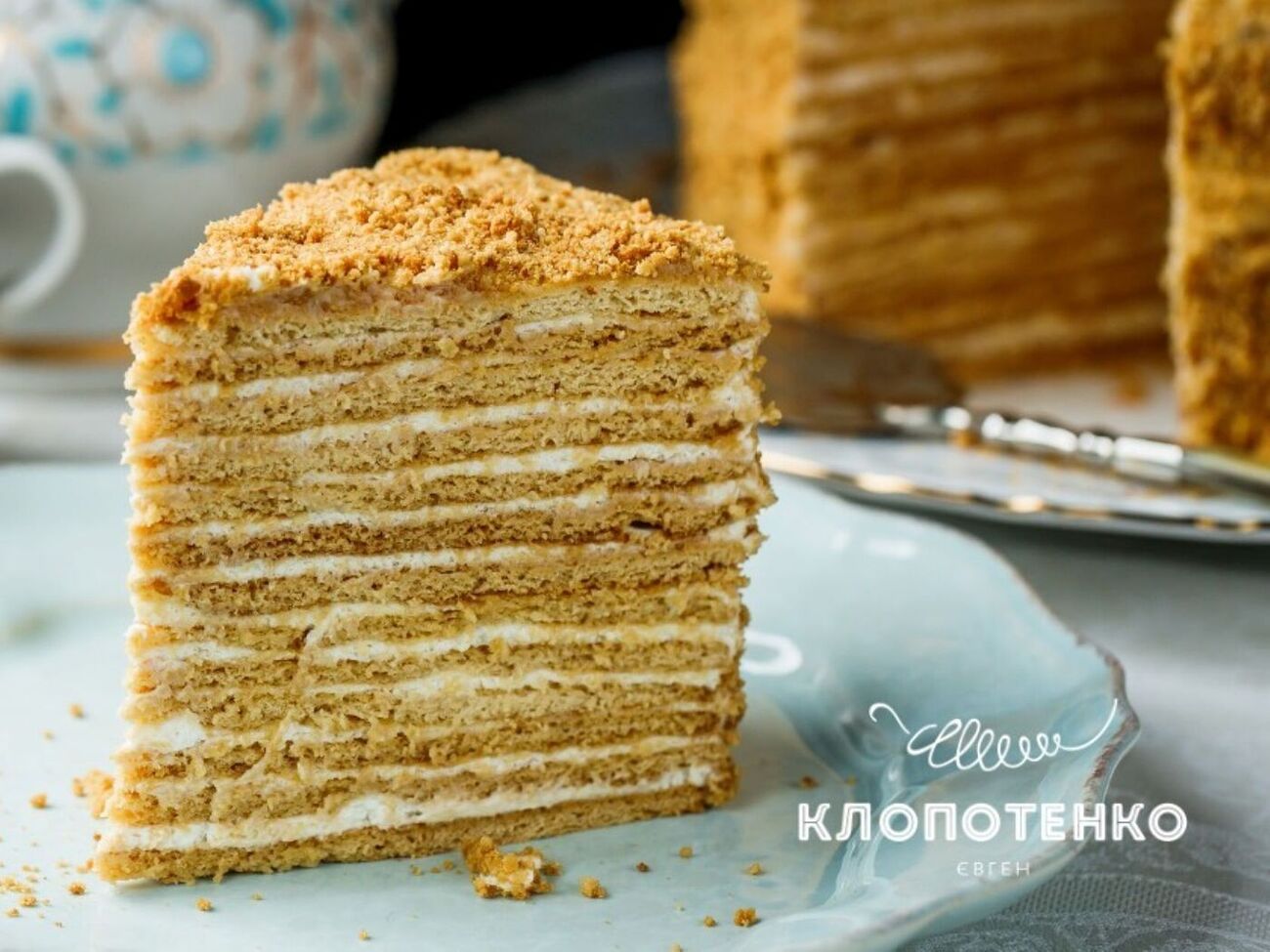 Для крема лучше всего купить магазинную сметану с жирностью 30% или же домашнюю сметану, выбрав продукт без кислинки