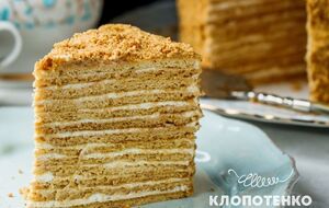 Для крема лучше всего купить магазинную сметану с жирностью 30% или же домашнюю сметану, выбрав продукт без кислинки