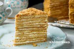 Для крема лучше всего купить магазинную сметану с жирностью 30% или же домашнюю сметану, выбрав продукт без кислинки