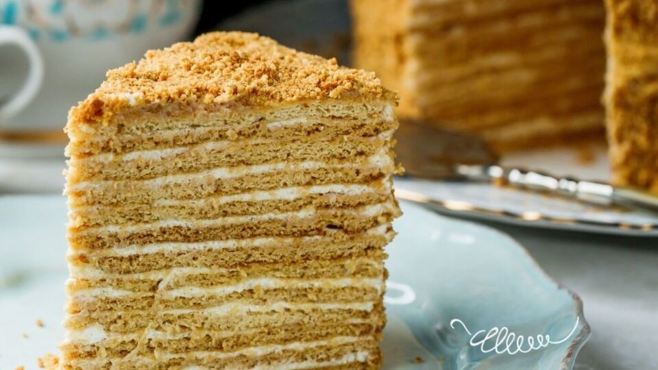 Для крема лучше всего купить магазинную сметану с жирностью 30% или же домашнюю сметану, выбрав продукт без кислинки