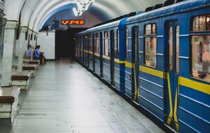 С 9 декабря движение поездов между станциями метро "Демеевская" и "Теремки" в Киеве остановлено