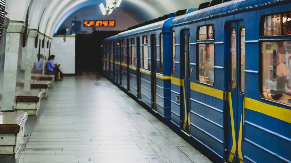 С 9 декабря движение поездов между станциями метро "Демеевская" и "Теремки" в Киеве остановлено