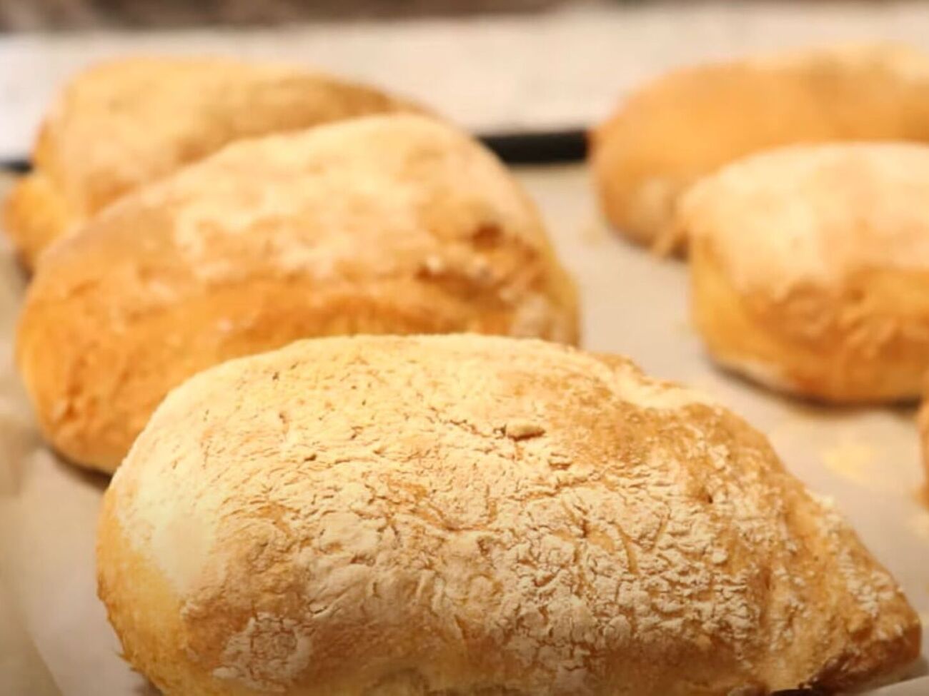 Выпекайте чиабатту в хорошо разогретой духовке 10 минут при температуре 220 °C. После этого убавьте температуру до 190 °C и выпекайте еще 20 минут