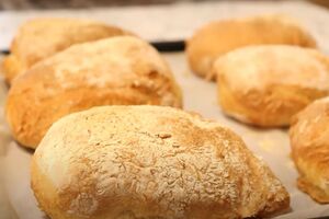 Выпекайте чиабатту в хорошо разогретой духовке 10 минут при температуре 220 °C. После этого убавьте температуру до 190 °C и выпекайте еще 20 минут