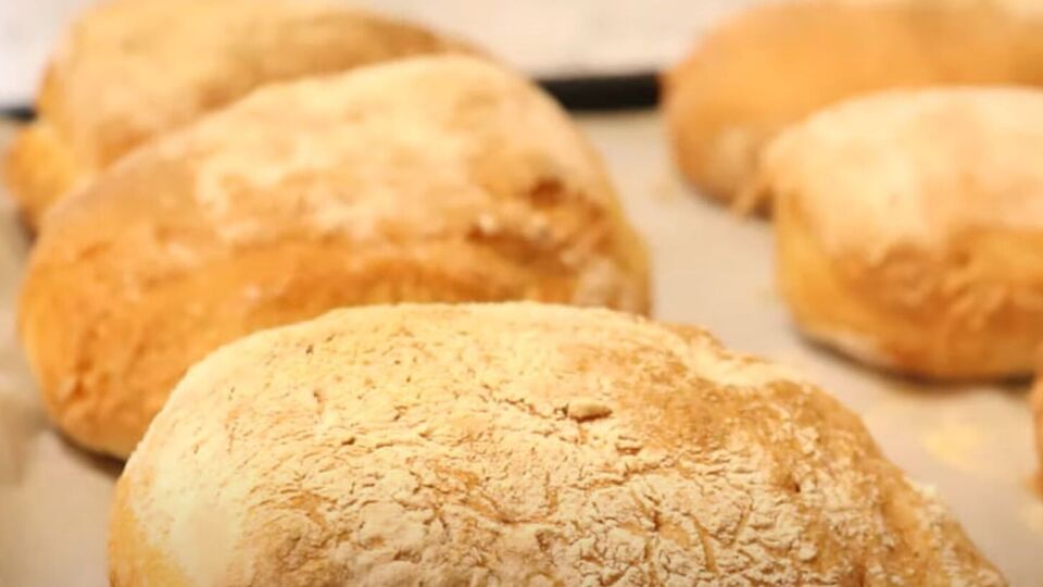 Выпекайте чиабатту в хорошо разогретой духовке 10 минут при температуре 220 °C. После этого убавьте температуру до 190 °C и выпекайте еще 20 минут