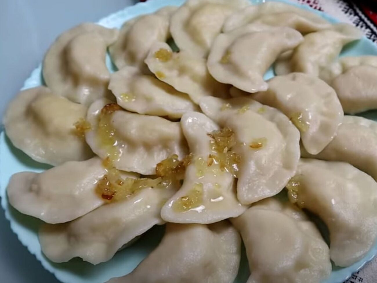 Готовое тесто перед приготовлением вареников нужно завернуть в пищевую пленку и оставить на 20 минут