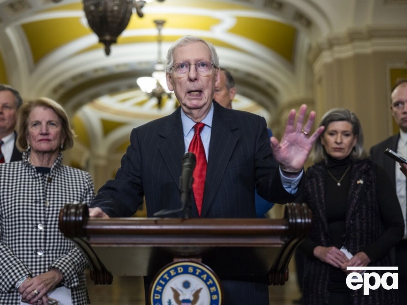 Макконнелл сказал журналистам, что ему и большинству республиканцев кажется, что "нет реальных шансов принять закон" о безопасности границ США