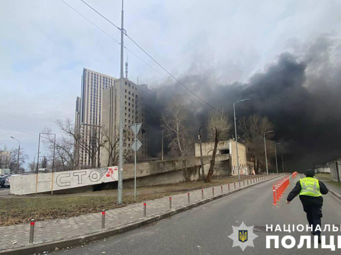 В Киеве возникли пожары в результате падения обломков российских ракет