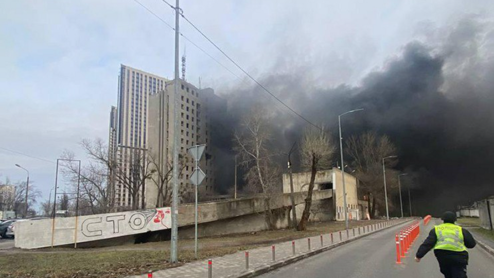 У Києві виникли пожежі внаслідок падіння уламків російських ракет
