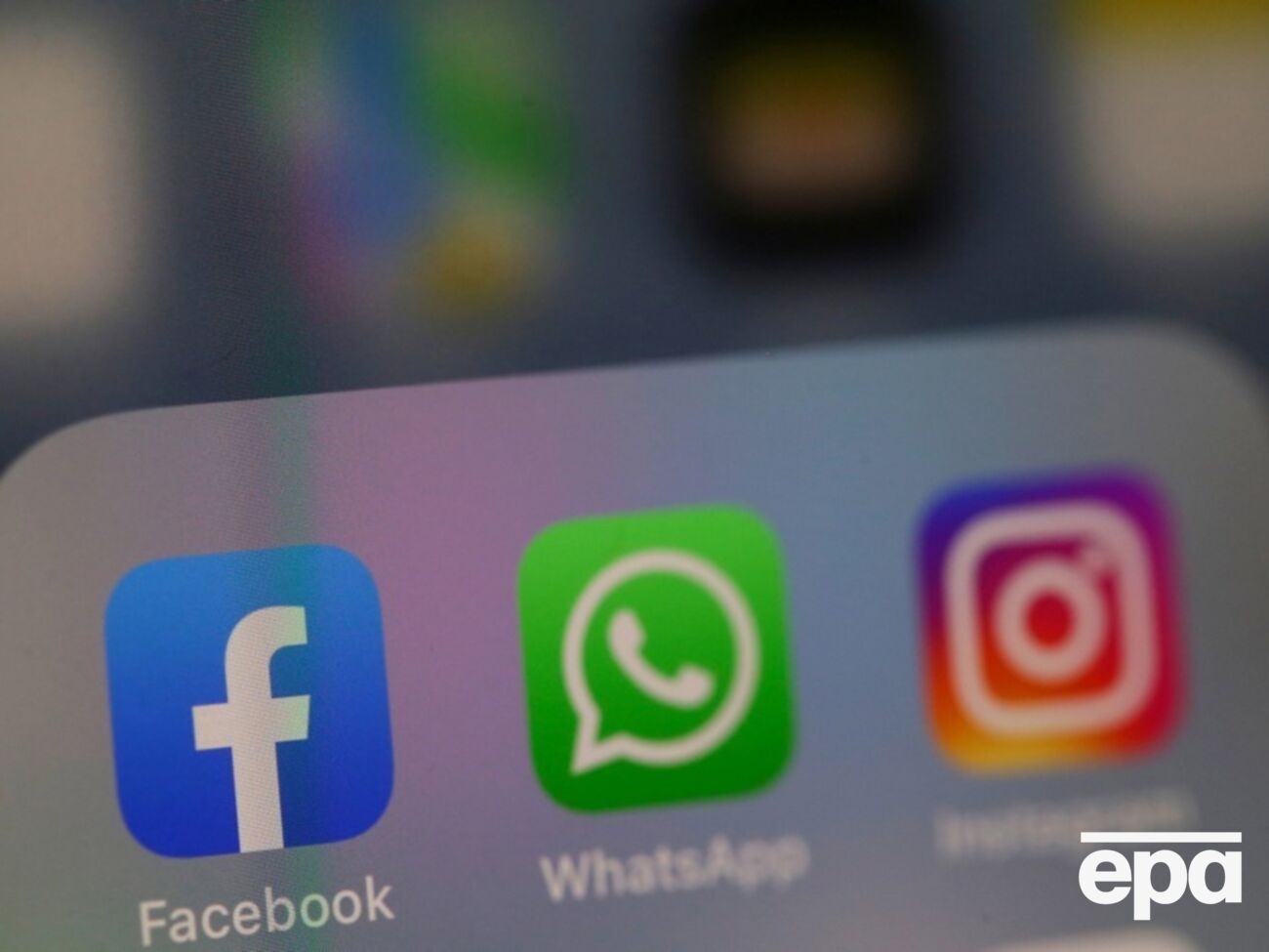 Созданные ИИ фото будут маркировать в Facebook, Instagram и Threads