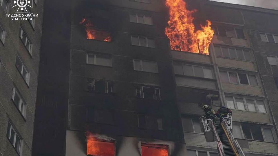 В Киеве в результате ракетного удара оккупантов 7 февраля горят многоэтажные дома
