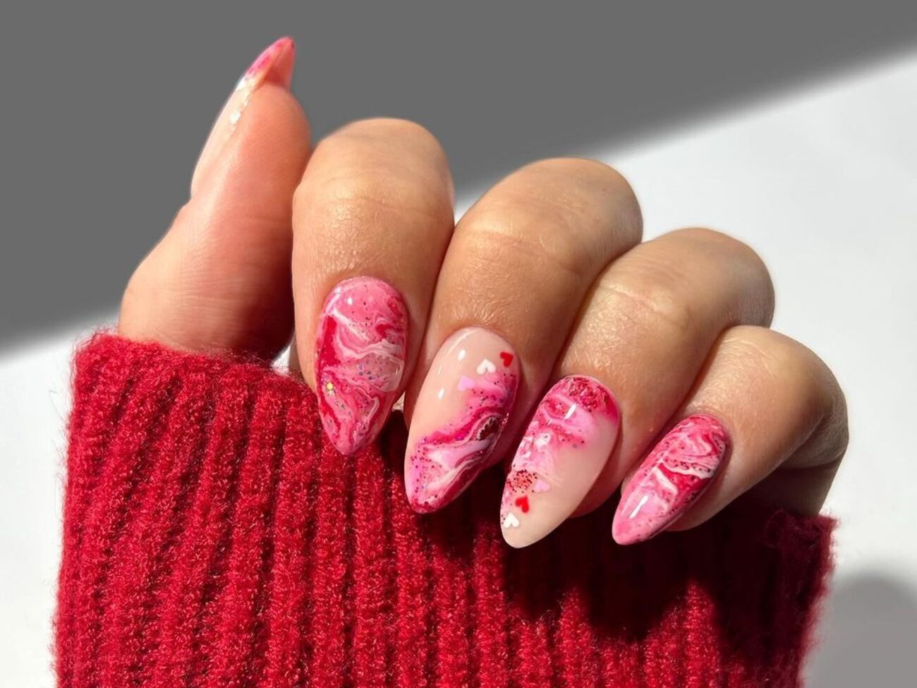 Маникюр выполнен в розово-красной гамме