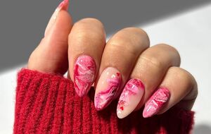 Маникюр выполнен в розово-красной гамме