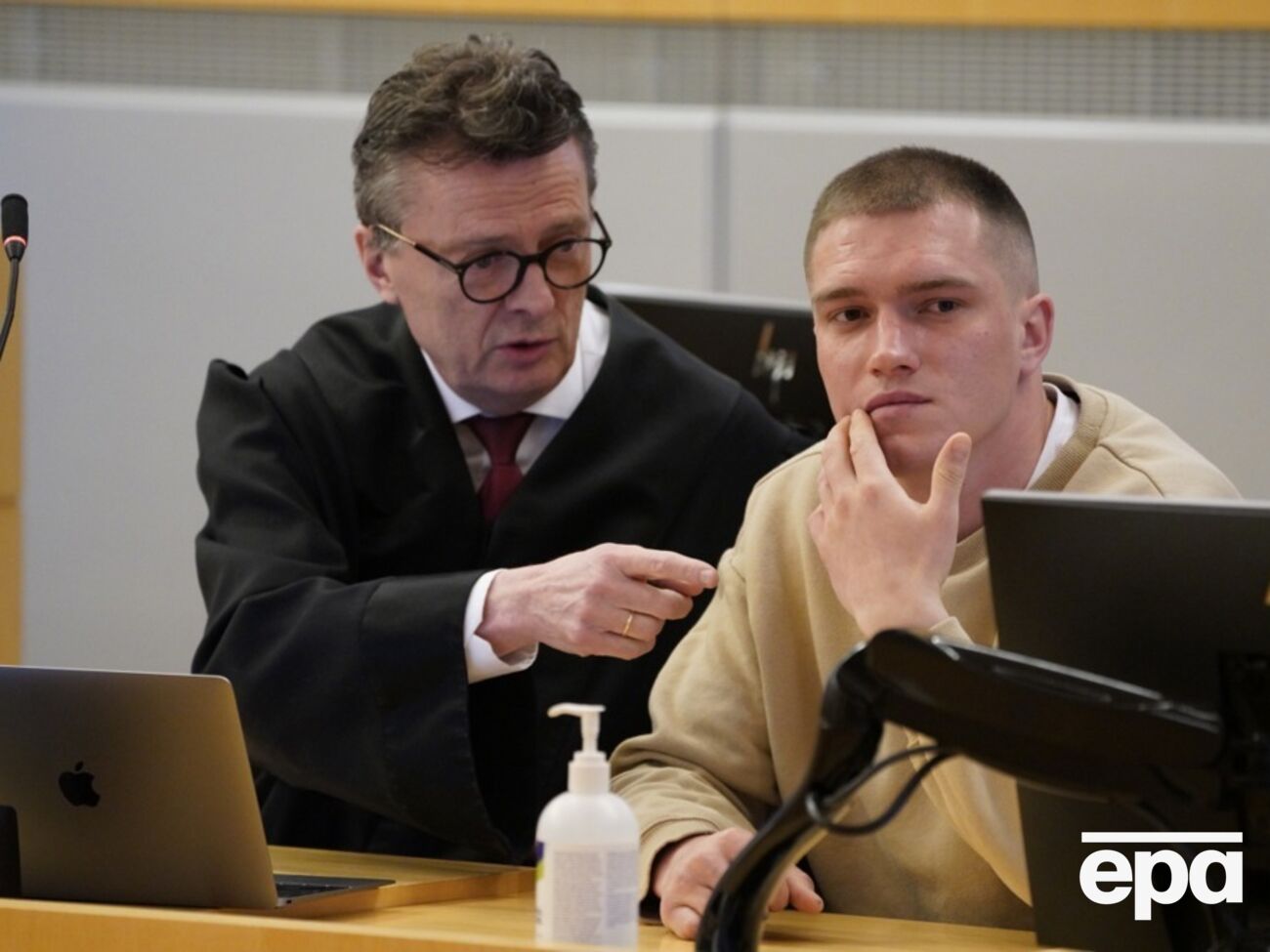 Медведеву предоставили разрешение на временное проживание в Норвегии