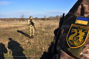 Десантники из 36-й бригады установили в Крынках флаг Украины на фоне тяжелых боев