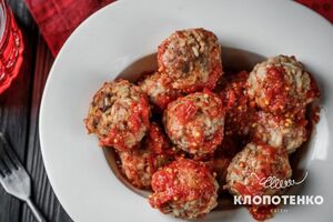 Запекайте тефтели в духовке при 180 °C около 40 минут