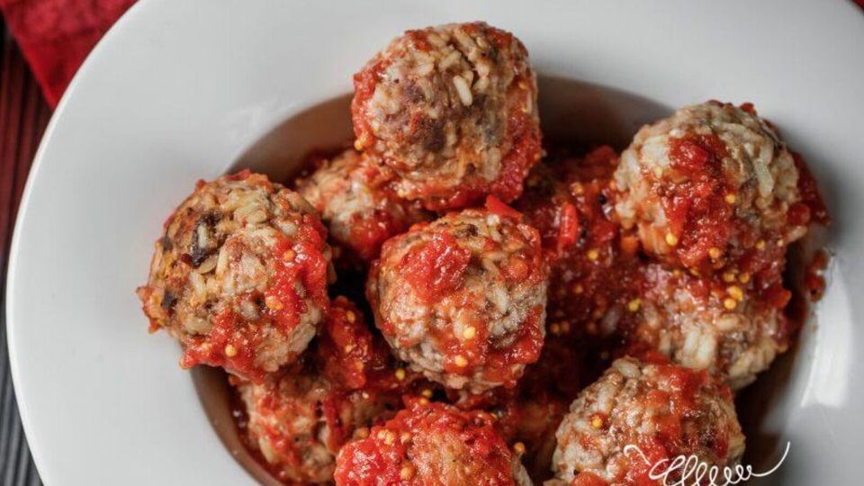 Запекайте тефтели в духовке при 180 °C около 40 минут