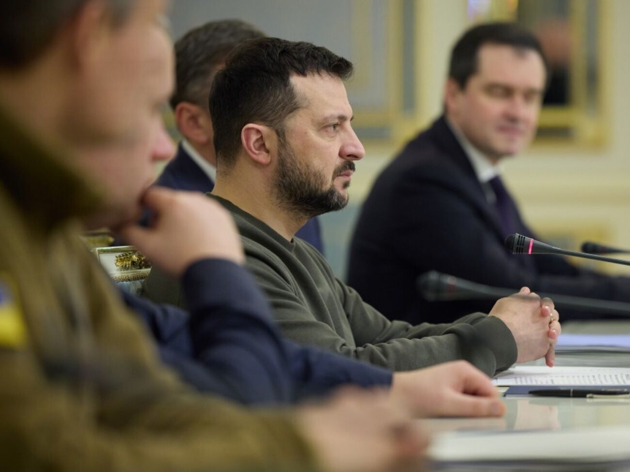 Зеленский (на фото) на встрече с главой дипломатии ЕС акцентировал на необходимости определить Украину приоритетным направлением экспорта артбоеприпасов