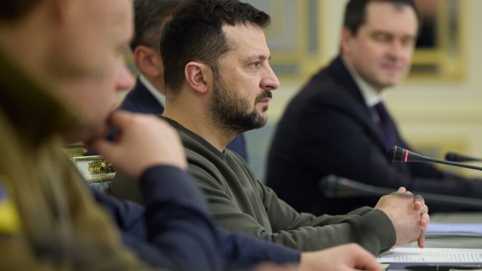 Зеленский (на фото) на встрече с главой дипломатии ЕС акцентировал на необходимости определить Украину приоритетным направлением экспорта артбоеприпасов