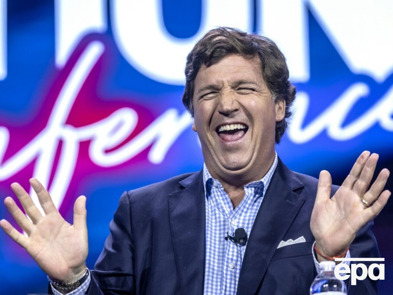 Карлсон утверждает, что сам оплатил дорогу в Москву