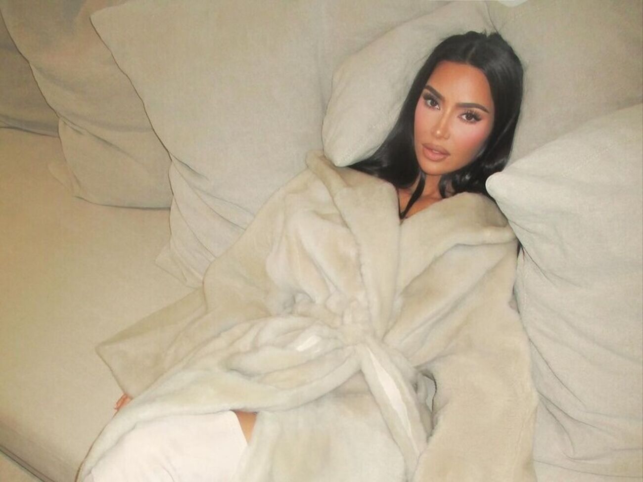 Кардаш’ян дібрала образ у стриманій гамі