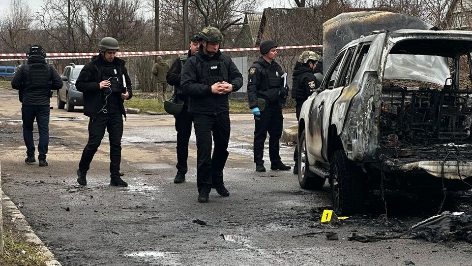 Після обстрілу автомобіль загорівся