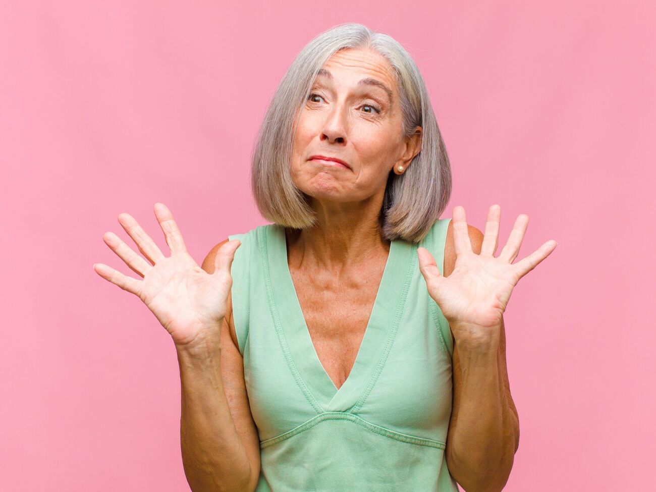 Стилист порекомендовала 50-летним женщинам и старше отдавать предпочтение классическим нарядам, дополняя их аксессуарами