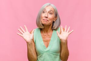 Стилист порекомендовала 50-летним женщинам и старше отдавать предпочтение классическим нарядам, дополняя их аксессуарами