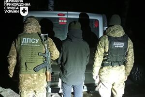 Два мікроавтобуси зупинили прикордонники неподалік кордону