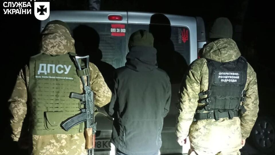 Два мікроавтобуси зупинили прикордонники неподалік кордону