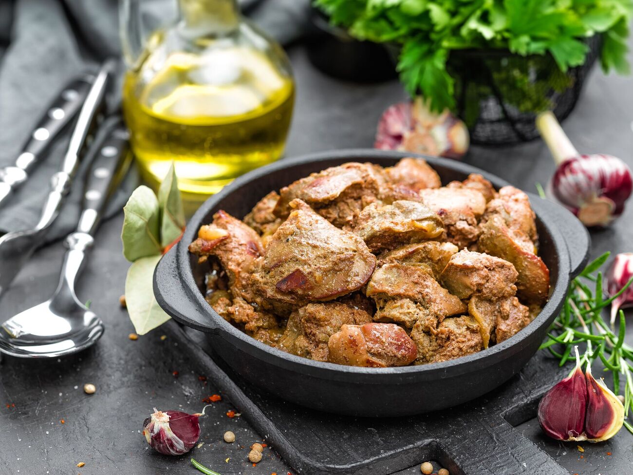 Печенку лучше готовить на смеси растительного и сливочного масла