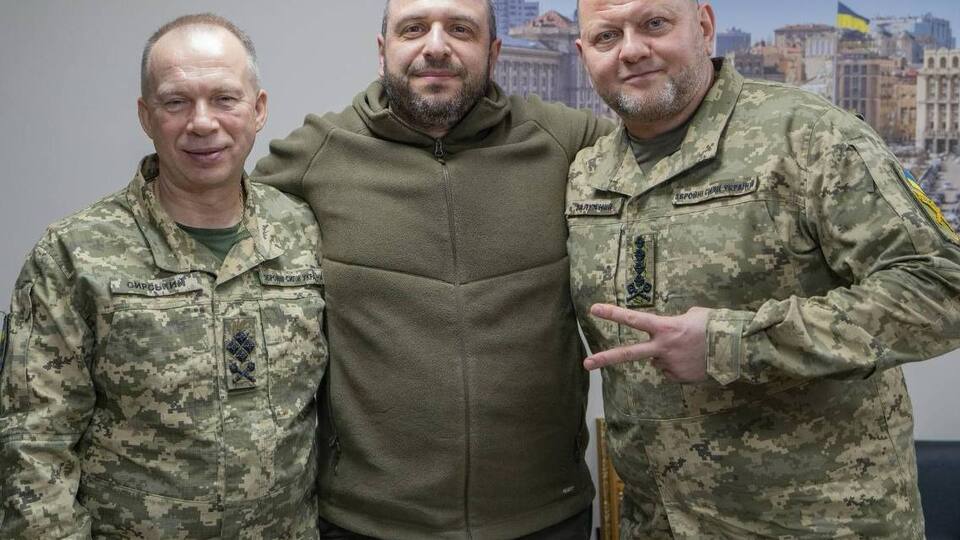 Сырский (слева) сменил Залужного (справа) в должности главкома ВСУ, Умеров гарантировал ему поддержку