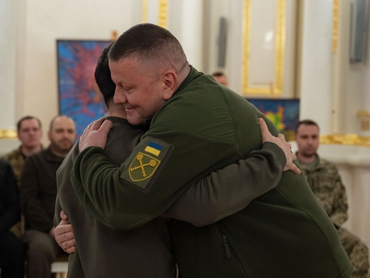 В ходе церемонии в Мариинском дворце в Киеве Залужный дважды обнял Зеленского