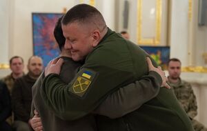 В ходе церемонии в Мариинском дворце в Киеве Залужный дважды обнял Зеленского