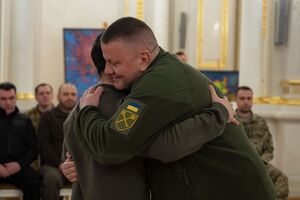 Під час церемонії в Маріїнському палаці в Києві Залужний двічі обійняв Зеленського