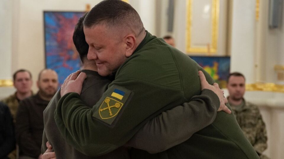 Під час церемонії в Маріїнському палаці в Києві Залужний двічі обійняв Зеленського