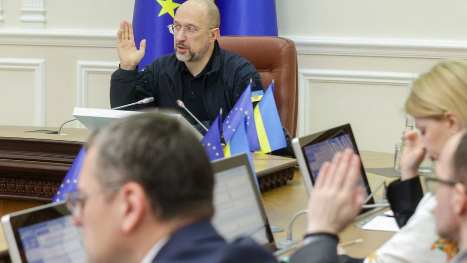 Кабмин хочет привлечь к работе комитета производителей оружия, независимых экспертов и специалистов, отметил Шмыгаль