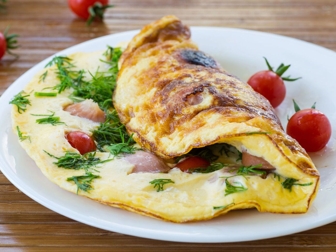 Клопотенко: Крахмал особым образом взаимодействует с яичным белком, что позволяет готовому омлету оставаться мягким и влажным