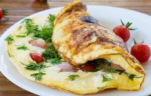 Клопотенко: Крахмал особым образом взаимодействует с яичным белком, что позволяет готовому омлету оставаться мягким и влажным