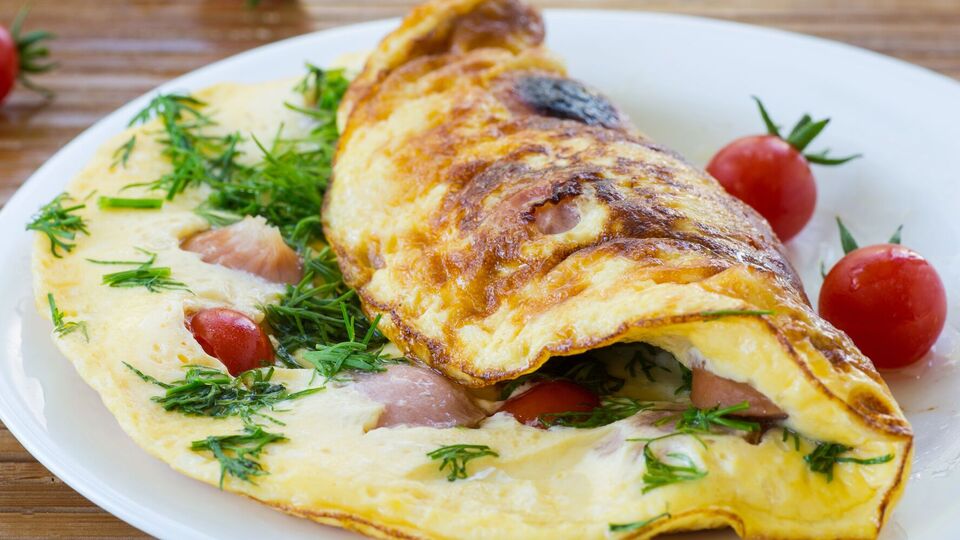 Клопотенко: Крахмал особым образом взаимодействует с яичным белком, что позволяет готовому омлету оставаться мягким и влажным